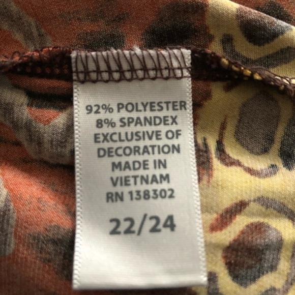 Avenue size 22/24 top. Bright colorful stone accents on front. V neck - Picture 4 of 12